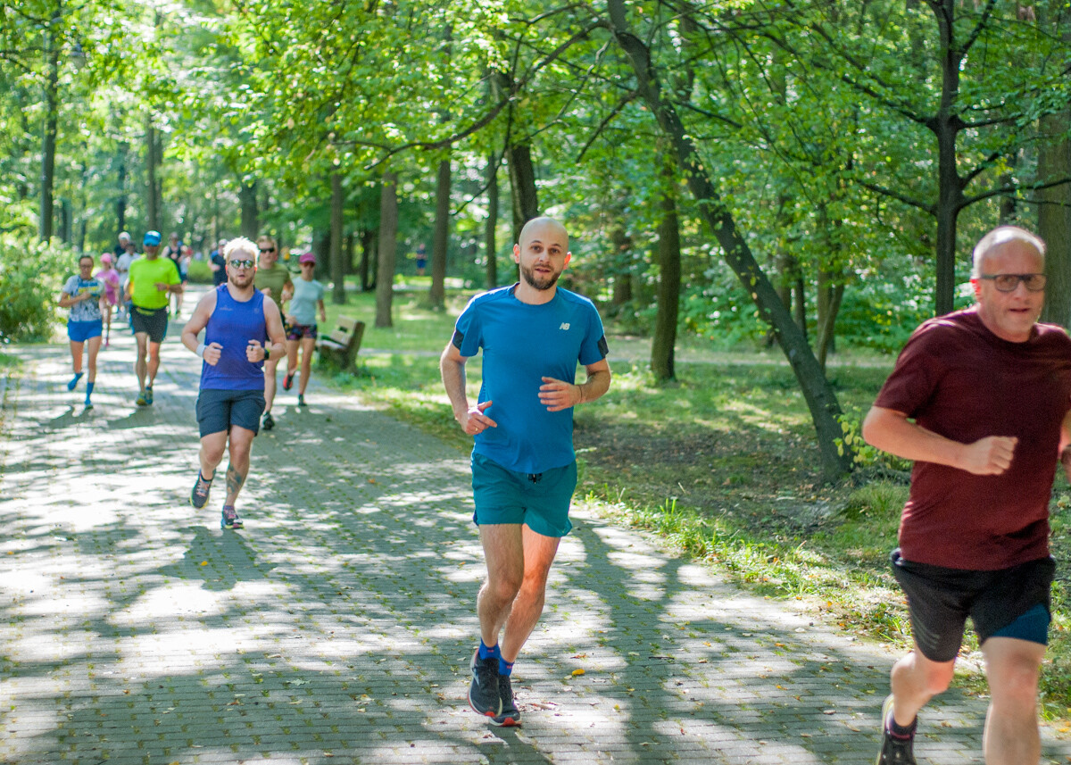 Za nami specjalna, śląska odsłona spotkań parkrun. W letni, sobotni poranek biegacze znów opanowali Park Kościuszki. Tym razem w żółto-niebieskich barwach.