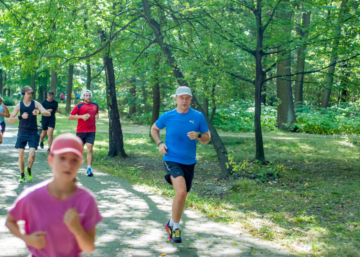 Za nami specjalna, śląska odsłona spotkań parkrun. W letni, sobotni poranek biegacze znów opanowali Park Kościuszki. Tym razem w żółto-niebieskich barwach.