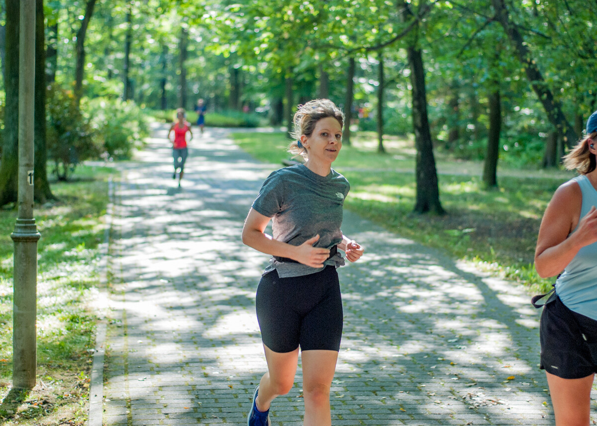 Za nami specjalna, śląska odsłona spotkań parkrun. W letni, sobotni poranek biegacze znów opanowali Park Kościuszki. Tym razem w żółto-niebieskich barwach.