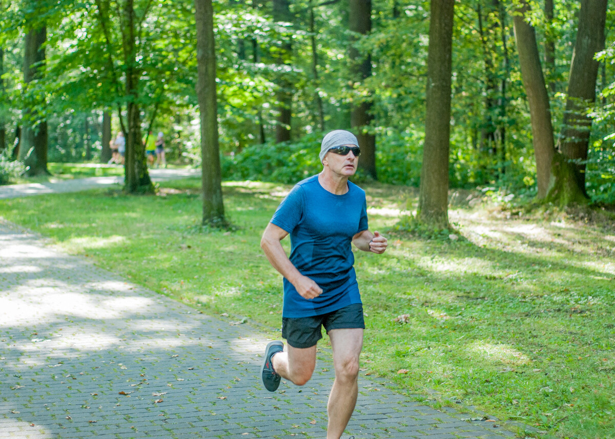 Za nami specjalna, śląska odsłona spotkań parkrun. W letni, sobotni poranek biegacze znów opanowali Park Kościuszki. Tym razem w żółto-niebieskich barwach.