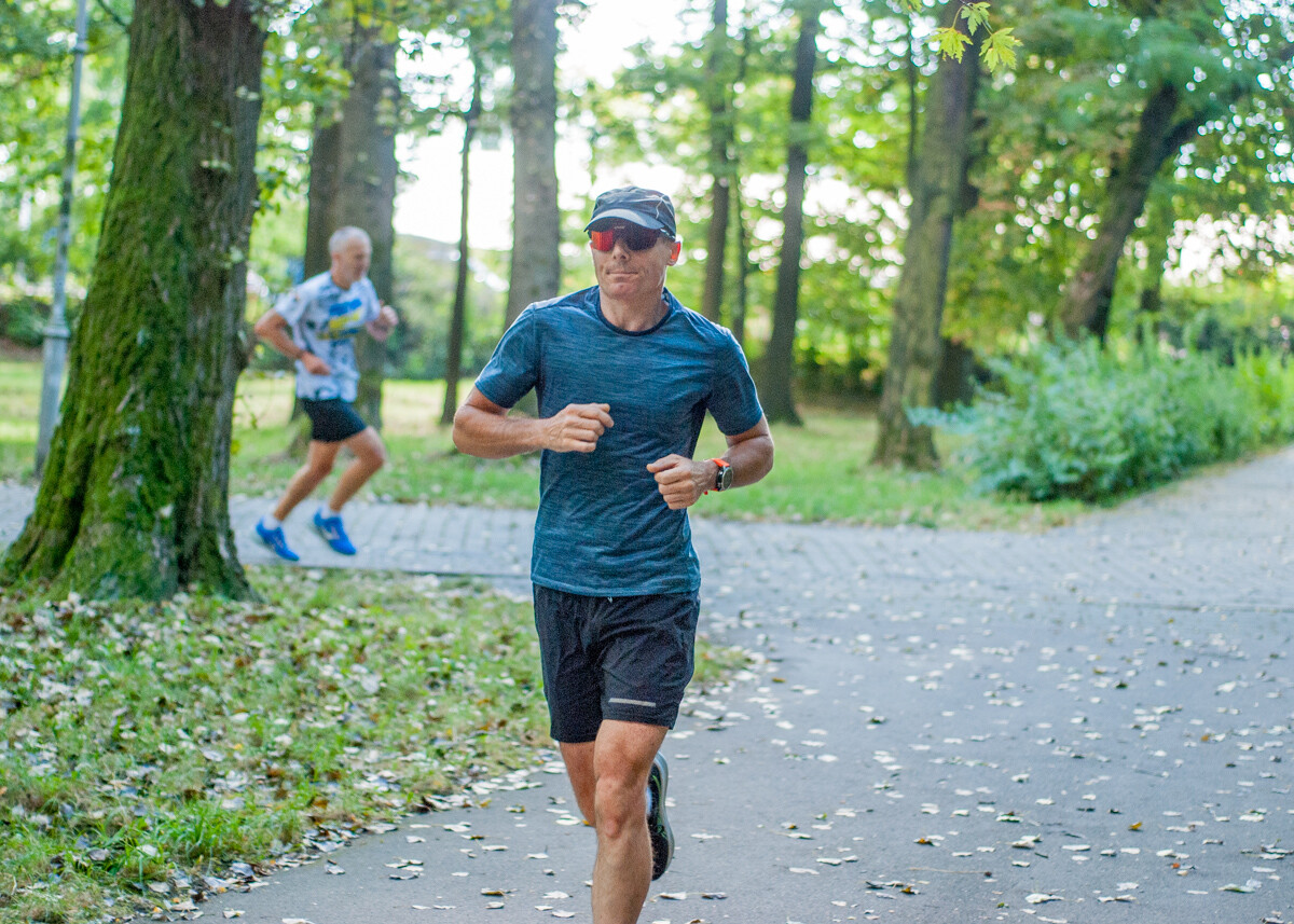 Za nami specjalna, śląska odsłona spotkań parkrun. W letni, sobotni poranek biegacze znów opanowali Park Kościuszki. Tym razem w żółto-niebieskich barwach.