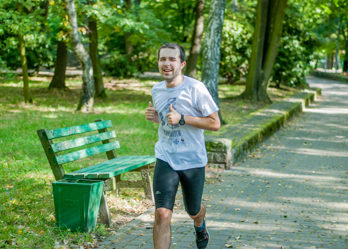 Za nami specjalna, śląska odsłona spotkań parkrun. W letni, sobotni poranek biegacze znów opanowali Park Kościuszki. Tym razem w żółto-niebieskich barwach.
