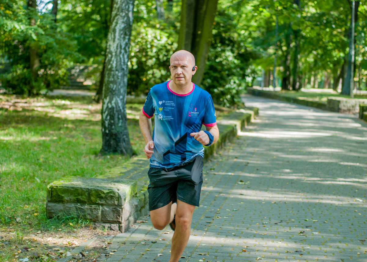 Za nami specjalna, śląska odsłona spotkań parkrun. W letni, sobotni poranek biegacze znów opanowali Park Kościuszki. Tym razem w żółto-niebieskich barwach.