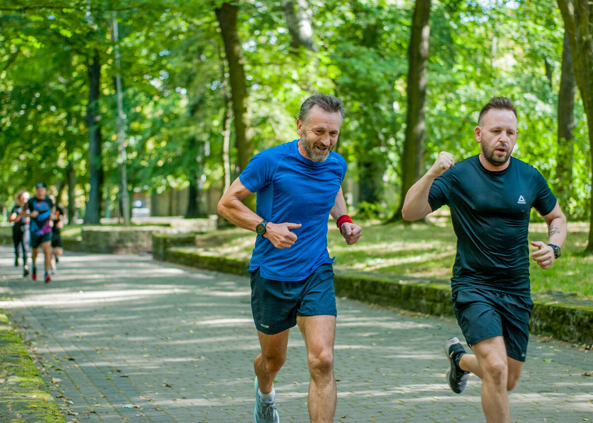 Za nami specjalna, śląska odsłona spotkań parkrun. W letni, sobotni poranek biegacze znów opanowali Park Kościuszki. Tym razem w żółto-niebieskich barwach.