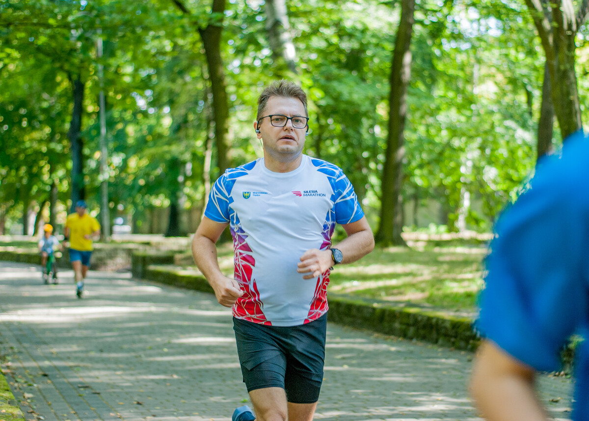 Za nami specjalna, śląska odsłona spotkań parkrun. W letni, sobotni poranek biegacze znów opanowali Park Kościuszki. Tym razem w żółto-niebieskich barwach.