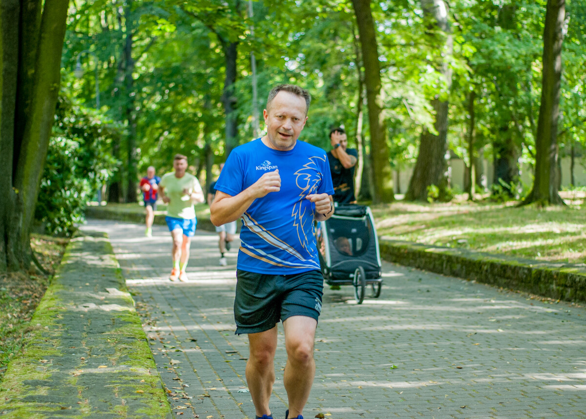 Za nami specjalna, śląska odsłona spotkań parkrun. W letni, sobotni poranek biegacze znów opanowali Park Kościuszki. Tym razem w żółto-niebieskich barwach.