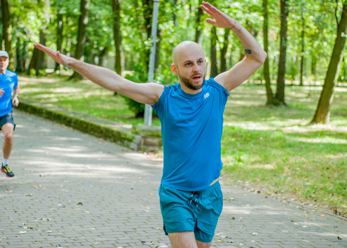 Za nami specjalna, śląska odsłona spotkań parkrun. W letni, sobotni poranek biegacze znów opanowali Park Kościuszki. Tym razem w żółto-niebieskich barwach.
