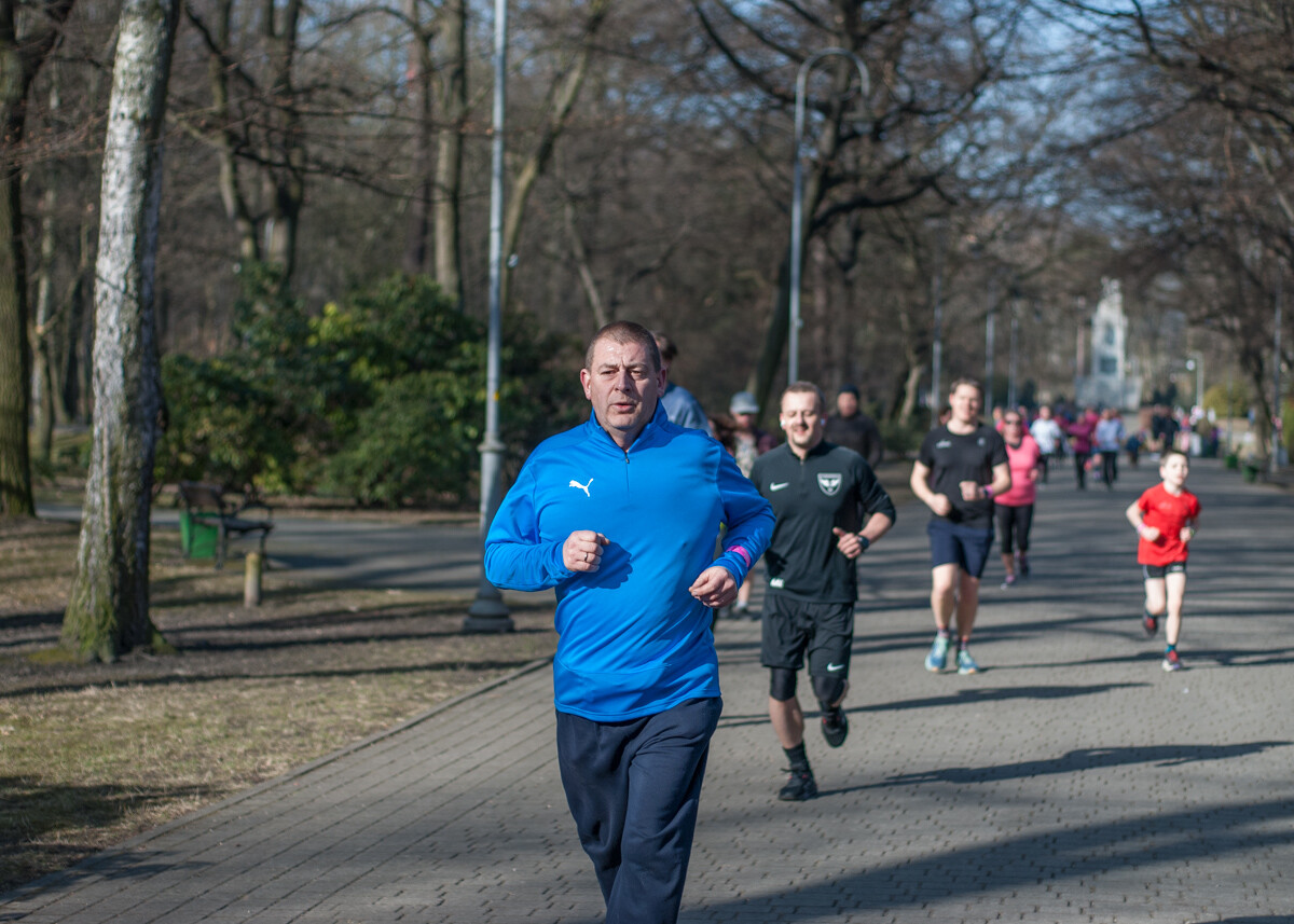 Kolejne biegowe spotkanie z cyklu parkrun za nami, tym razem przy okazji sportowej soboty, obchodzono także Dzień Kobiet. My także tam byliśmy i mamy zdjęcia!
