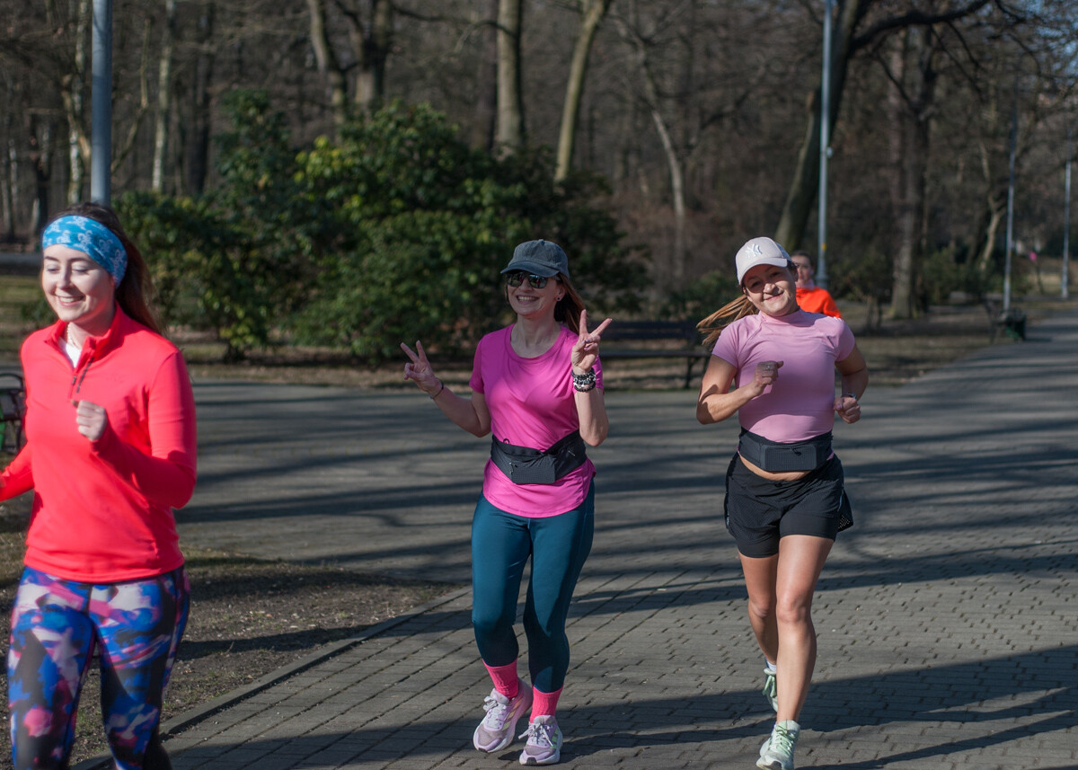 Kolejne biegowe spotkanie z cyklu parkrun za nami, tym razem przy okazji sportowej soboty, obchodzono także Dzień Kobiet. My także tam byliśmy i mamy zdjęcia!