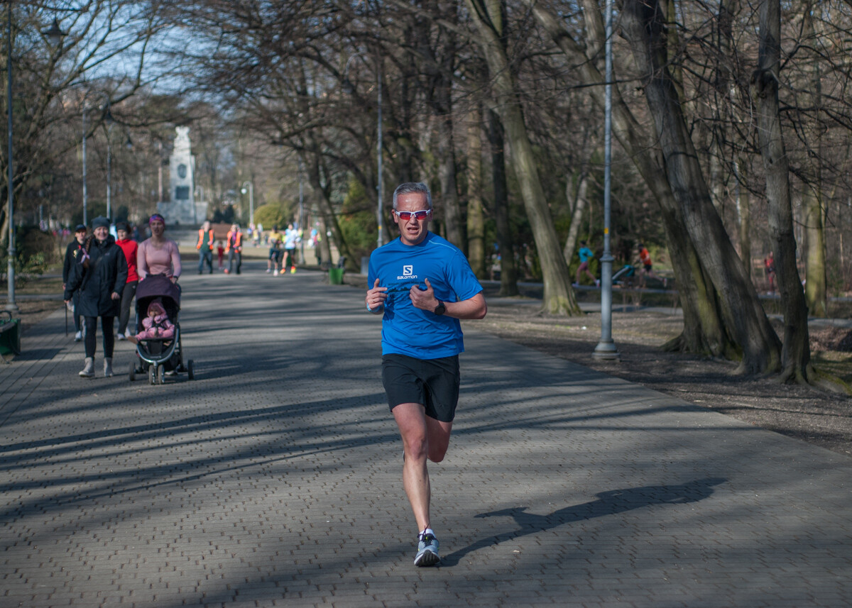 Kolejne biegowe spotkanie z cyklu parkrun za nami, tym razem przy okazji sportowej soboty, obchodzono także Dzień Kobiet. My także tam byliśmy i mamy zdjęcia!