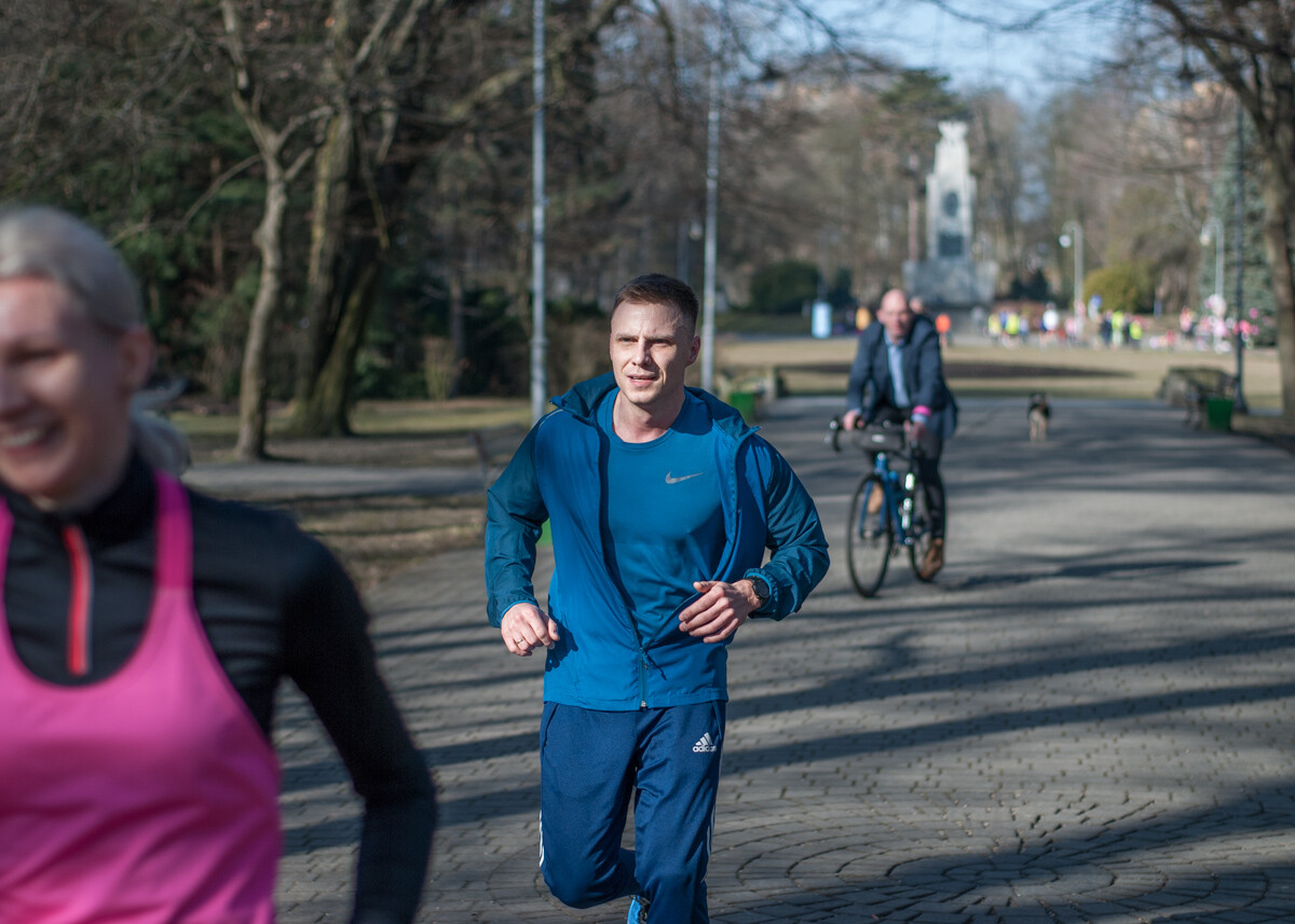 Kolejne biegowe spotkanie z cyklu parkrun za nami, tym razem przy okazji sportowej soboty, obchodzono także Dzień Kobiet. My także tam byliśmy i mamy zdjęcia!