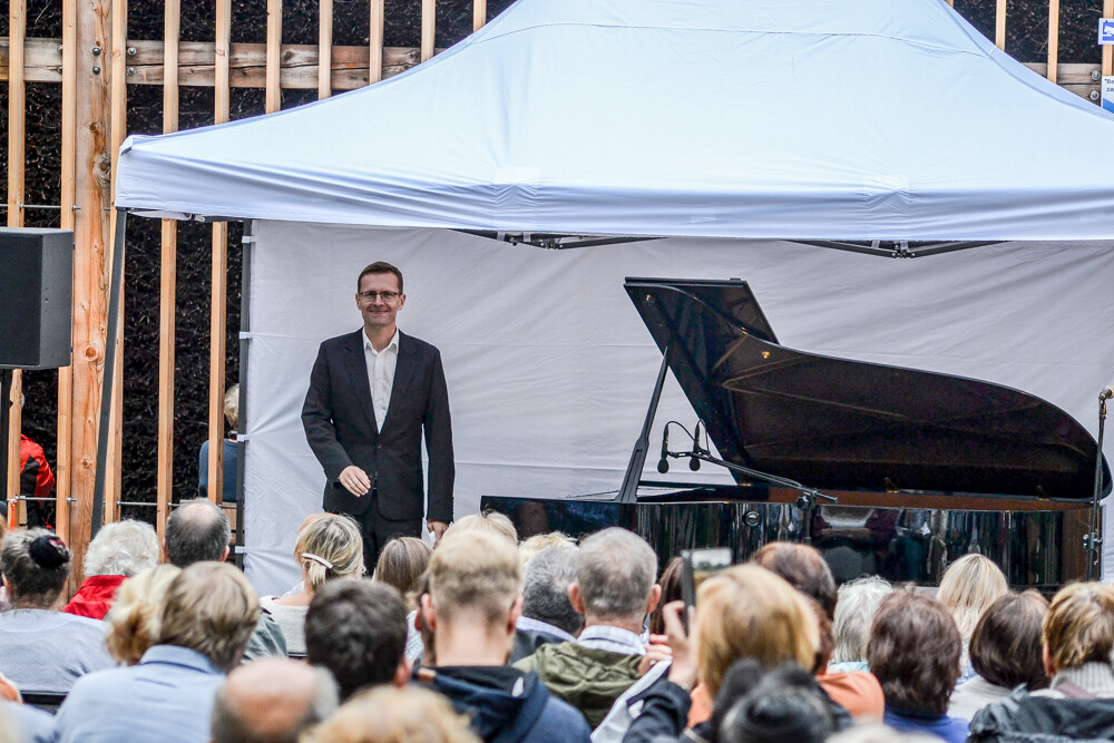 Za nami pierwszy koncert fortepianowy w ramach festiwalu Piano Tężnia. W zielonych, urokliwych ostępach Parku Zadole, przy nowej tężni, wybrzmiały utwory Fryderyka Chopina, Mieczysława Karłowicza i Ignacego Paderewskiego w wykonaniu Piotra Banasika.