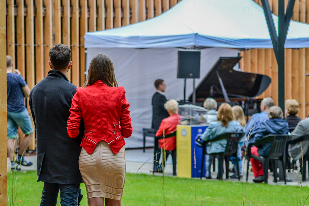 Za nami pierwszy koncert fortepianowy w ramach festiwalu Piano Tężnia. W zielonych, urokliwych ostępach Parku Zadole, przy nowej tężni, wybrzmiały utwory Fryderyka Chopina, Mieczysława Karłowicza i Ignacego Paderewskiego w wykonaniu Piotra Banasika.
