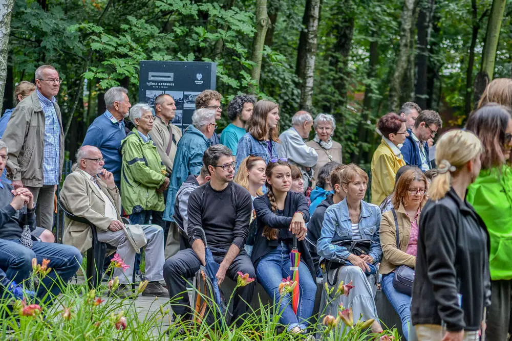 Za nami pierwszy koncert fortepianowy w ramach festiwalu Piano Tężnia. W zielonych, urokliwych ostępach Parku Zadole, przy nowej tężni, wybrzmiały utwory Fryderyka Chopina, Mieczysława Karłowicza i Ignacego Paderewskiego w wykonaniu Piotra Banasika.