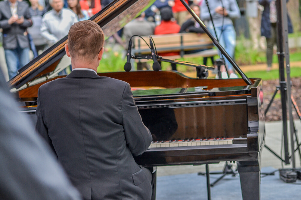 Za nami pierwszy koncert fortepianowy w ramach festiwalu Piano Tężnia. W zielonych, urokliwych ostępach Parku Zadole, przy nowej tężni, wybrzmiały utwory Fryderyka Chopina, Mieczysława Karłowicza i Ignacego Paderewskiego w wykonaniu Piotra Banasika.