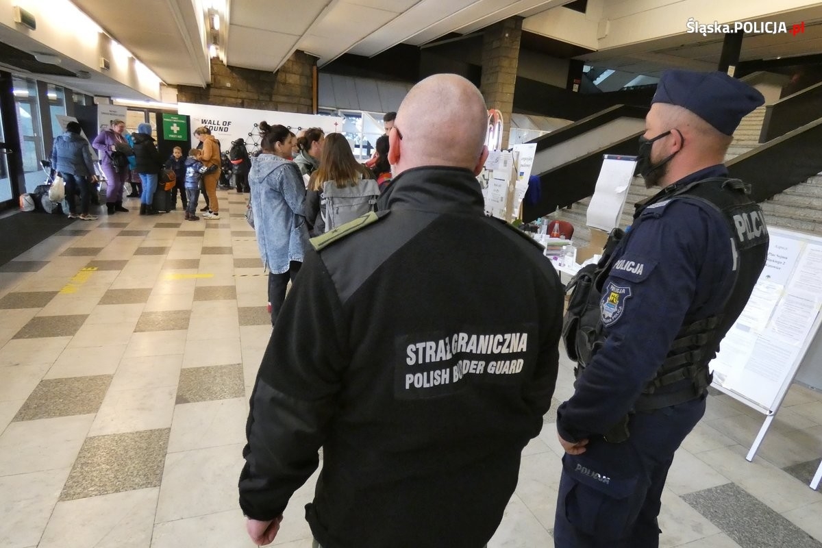 Policjanci dbaj&#261; o bezpiecze&#324;stwo uchod&#378;ców