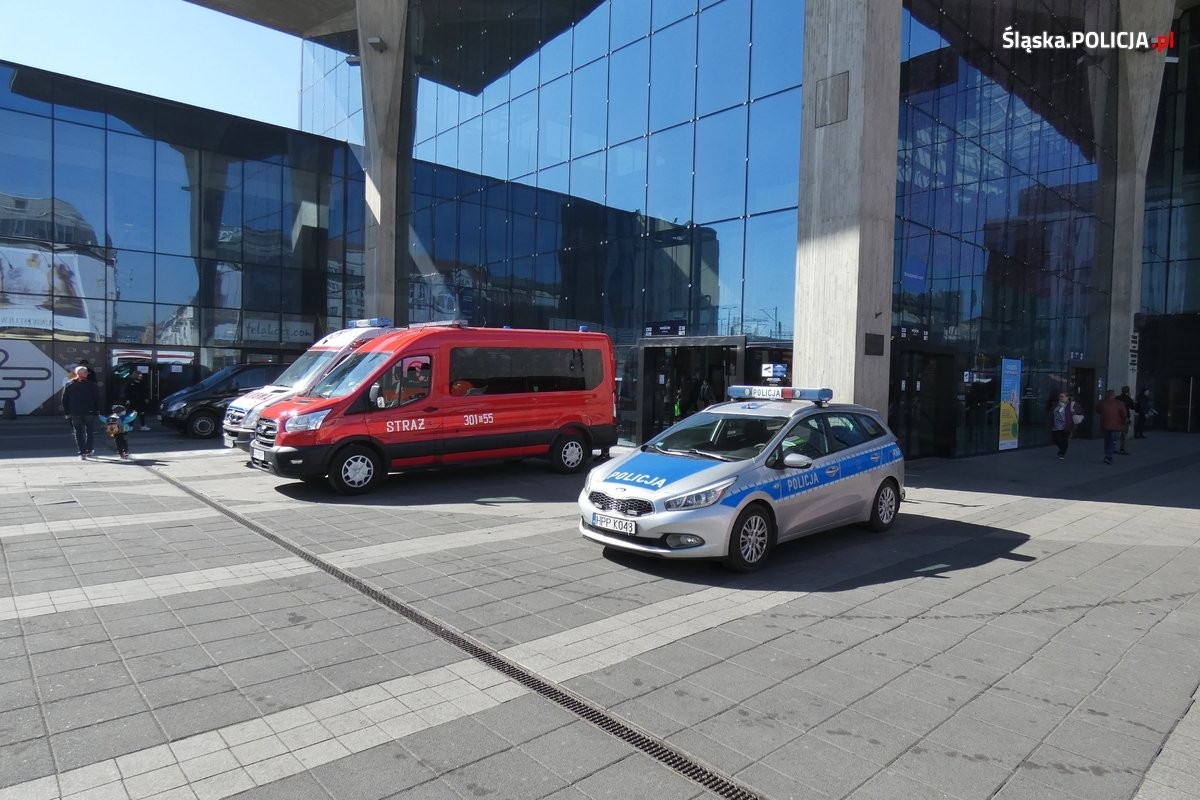 Policjanci dbaj&#261; o bezpiecze&#324;stwo uchod&#378;ców