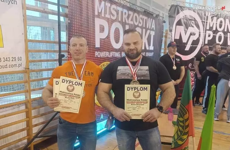 Policjanci na podium Mistrzostw Polski w Wyciskaniu Sztangi Leżąc i Martwym Ciągu