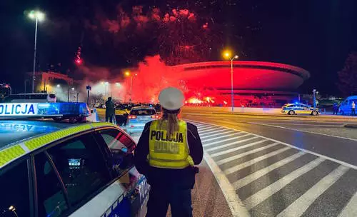 Policjanci zabezpieczali spontaniczne zgromadzenie kibiców pod katowickim Spodkiem