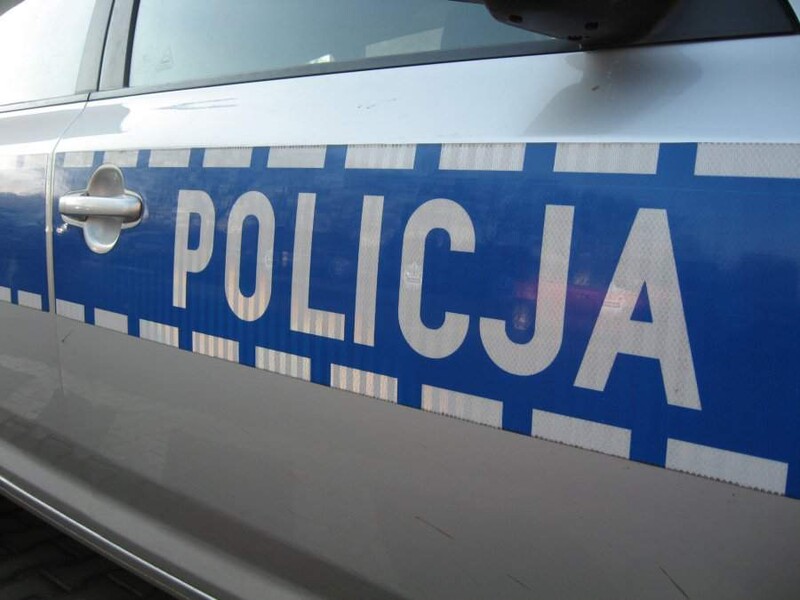 Policjanci zatrzymali dwóch mężczyzn i kobietę podejrzanych o rozbój na 22-latku
