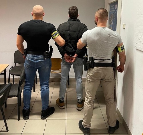 Policjanci zatrzymali poszukiwanego listem gończym, który schował się pod...foodtruckiem