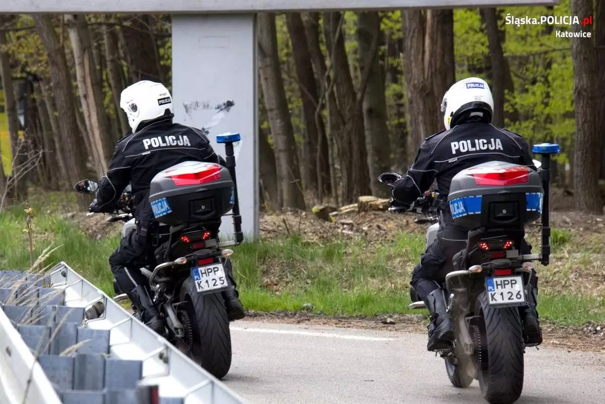 Policjanci zwracają uwagę na bezpieczeństwo motocyklistów