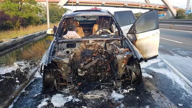 Pożar samochodu w Katowicach. Na autostradzie A4 przy Trzech Stawach spłonęło białe BMW