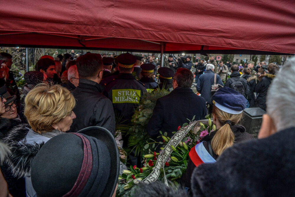 Kazimierz, Kazik, Kazio, jak nazywają go niektórzy, został dziś pożegnany przez rodzinę, przyjaciół, współpracowników i miłośników swojej twórczości. W ostatniej drodze towarzyszyły mu setki ludzi.