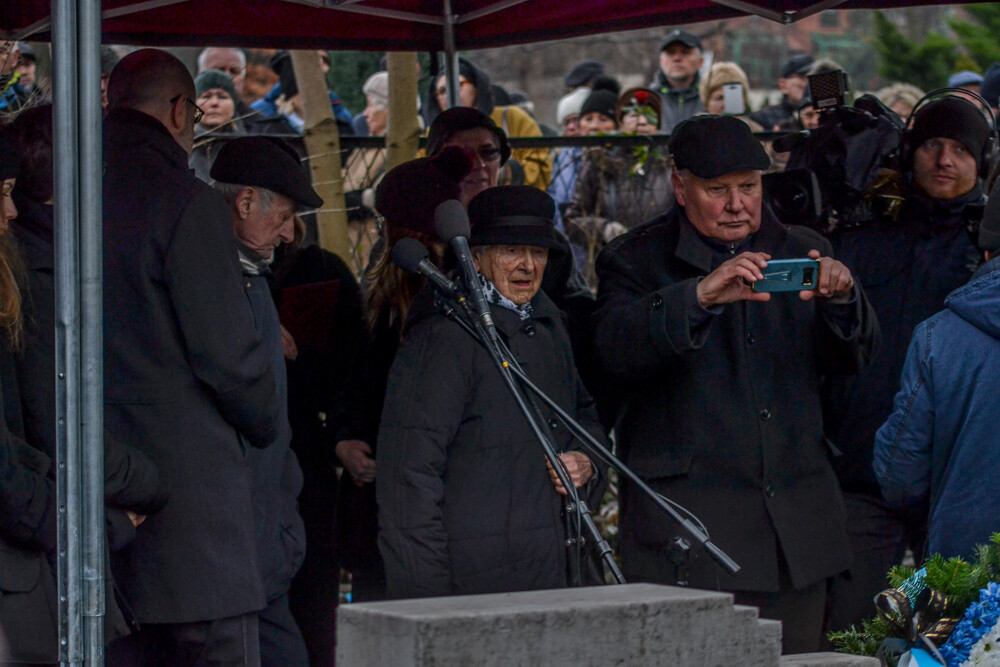 Kazimierz, Kazik, Kazio, jak nazywają go niektórzy, został dziś pożegnany przez rodzinę, przyjaciół, współpracowników i miłośników swojej twórczości. W ostatniej drodze towarzyszyły mu setki ludzi.