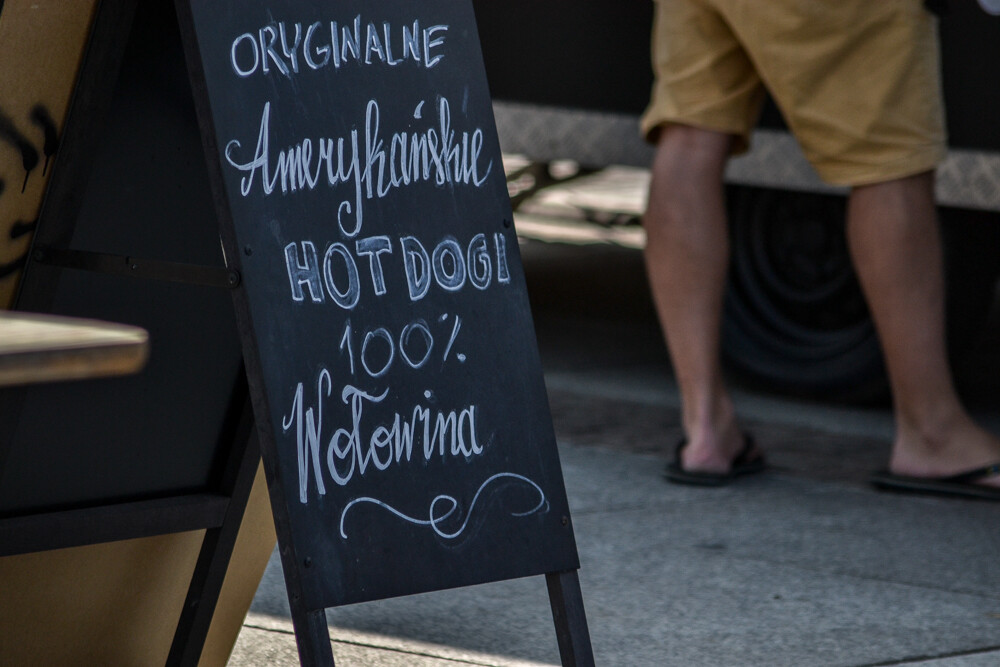 Ostatni (tak mówią) zlot food truck'ów na rynku trwa. Wpadliśmy tam na chwilę, aby zobaczyć kto przyjechał i czy o tak wcześniej porze pojawi się sporo ludzi. Łapcie zdjęcia!