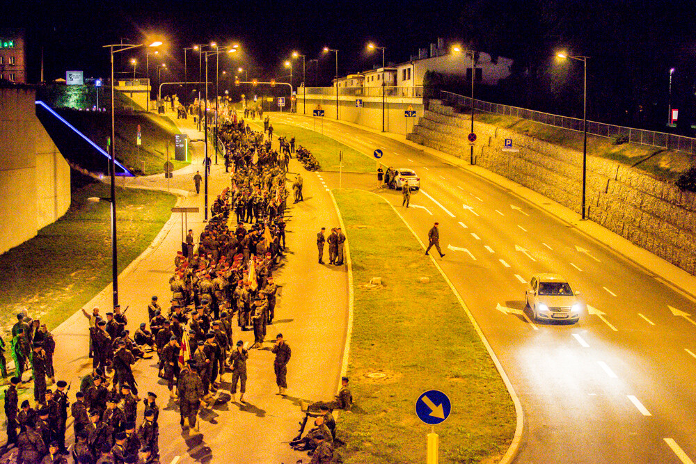 Ponad setka pojazdów ustawiała się na alei Walentego Roździeńskiego od piątkowego przedpołudnia, aby wziąć udział w próbach do defilady, która przejdzie przez Katowice 15 sierpnia. Było tłumnie i głośno, przez całą noc.