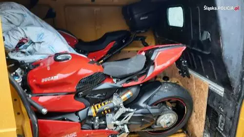 Przewozili warte 50 tys. euro skradzione motocykle. Szajka złodziei w rękach policji