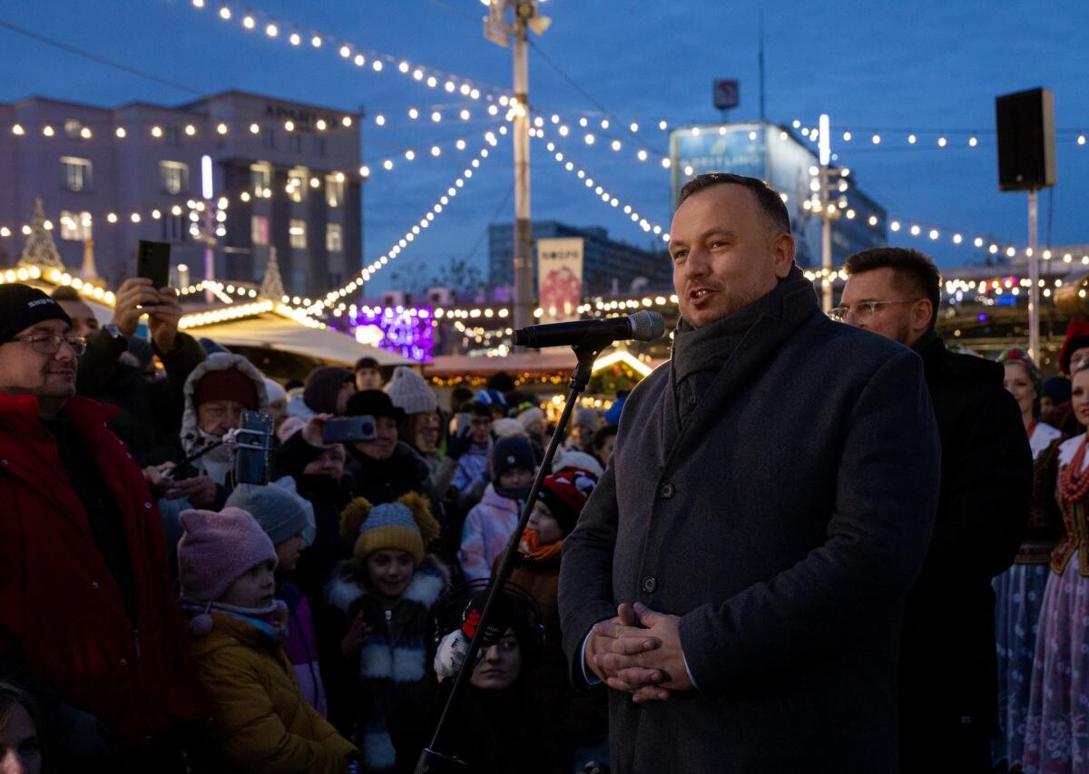 Na katowickim Rynku rozświetliła się choinka. Zobacz zdjęcia! / fot. UM Katowice FB