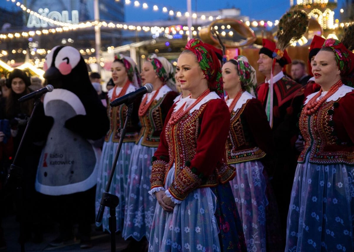 Na katowickim Rynku rozświetliła się choinka. Zobacz zdjęcia! / fot. UM Katowice FB
