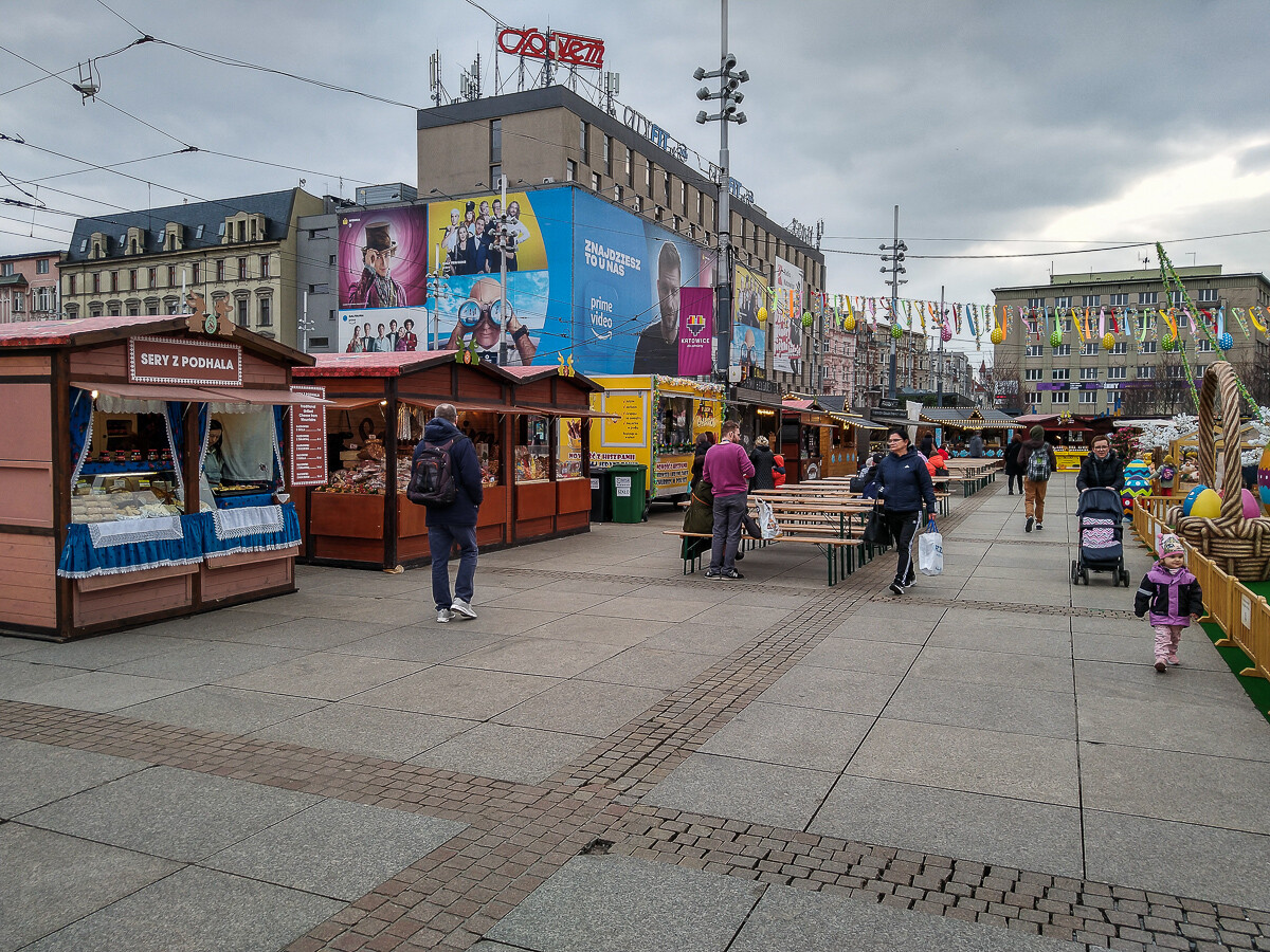 Kolejna edycja wielkanocnego jarmarku wystartowała. Na rynku - nie całym - rozstawiono kilkadziesiąt stoisk z dobrem wszelakim. Byliśmy, zobaczyliśmy, zdajemy relację.
