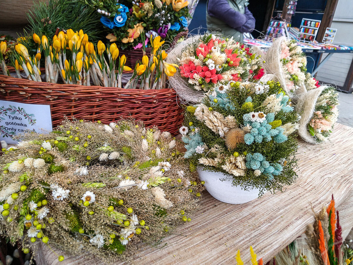 Kolejna edycja wielkanocnego jarmarku wystartowała. Na rynku - nie całym - rozstawiono kilkadziesiąt stoisk z dobrem wszelakim. Byliśmy, zobaczyliśmy, zdajemy relację.