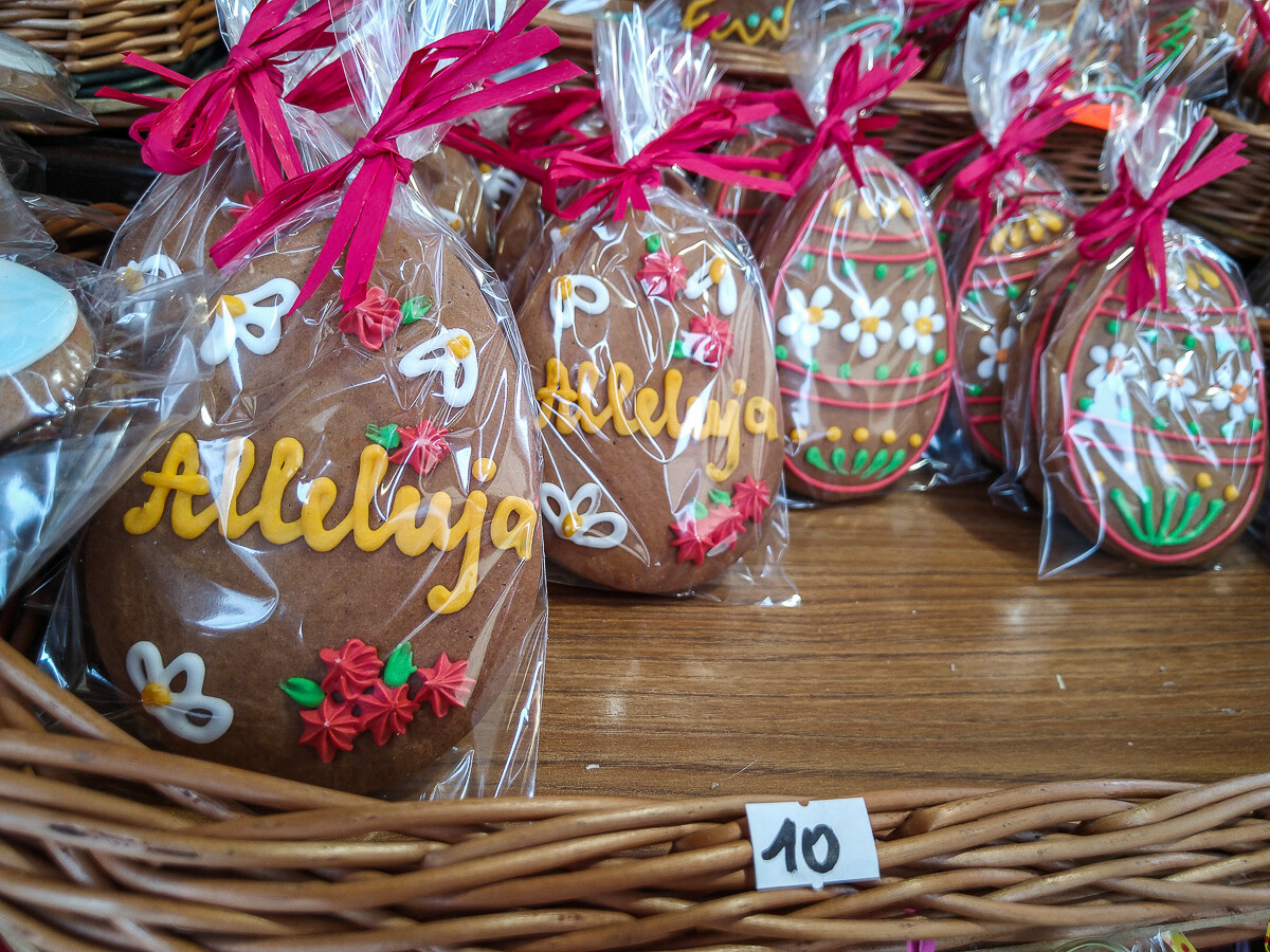 Kolejna edycja wielkanocnego jarmarku wystartowała. Na rynku - nie całym - rozstawiono kilkadziesiąt stoisk z dobrem wszelakim. Byliśmy, zobaczyliśmy, zdajemy relację.