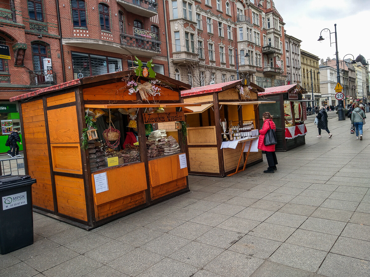 Kolejna edycja wielkanocnego jarmarku wystartowała. Na rynku - nie całym - rozstawiono kilkadziesiąt stoisk z dobrem wszelakim. Byliśmy, zobaczyliśmy, zdajemy relację.