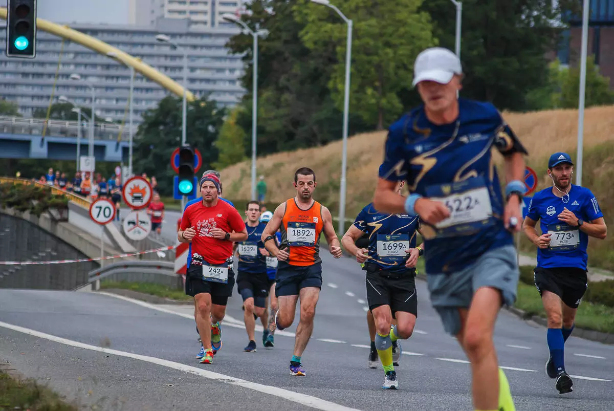 Tysiące ludzi po raz kolejny bierze udział w Silesia Marathonie i biegach towarzyszących. Na ulicach śląskich miast pojawił się kolorowy tłum. Mamy zdjęcia!