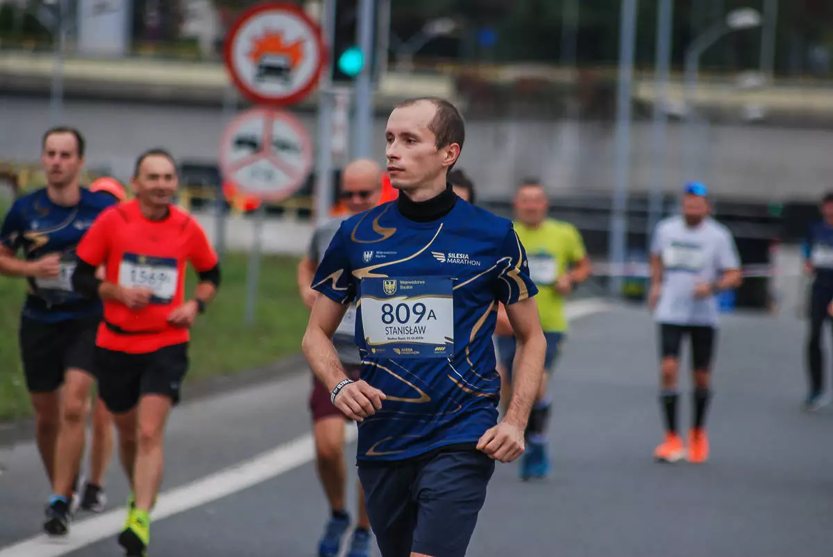 Tysiące ludzi po raz kolejny bierze udział w Silesia Marathonie i biegach towarzyszących. Na ulicach śląskich miast pojawił się kolorowy tłum. Mamy zdjęcia!