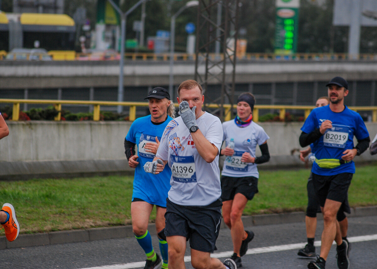 Ogromny tłum na trasie maratonu przemierza właśnie śląskie miasta. Chorzów, Katowice, Mysłowice i Siemianowice Śląskie opanowali tymczasowo biegacze. Mamy ich na zdjęciach!