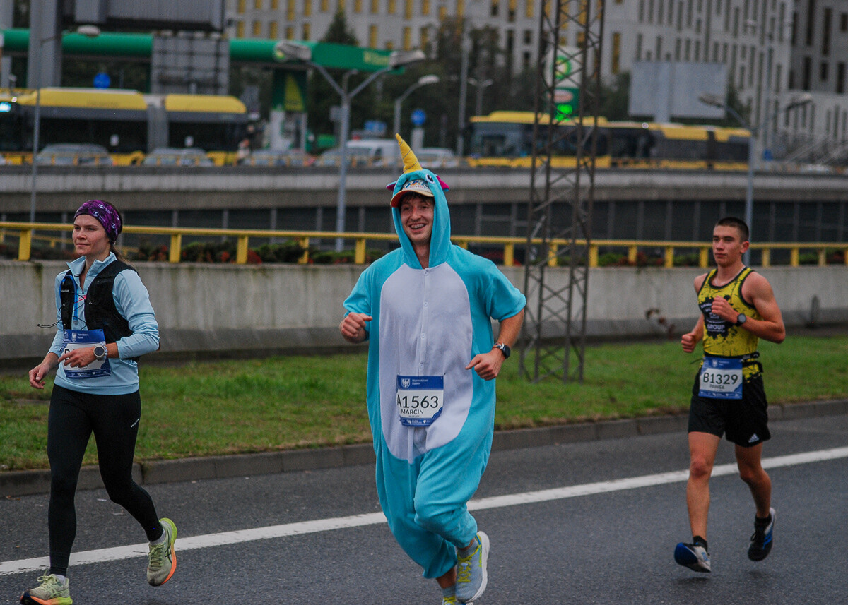 Ogromny tłum na trasie maratonu przemierza właśnie śląskie miasta. Chorzów, Katowice, Mysłowice i Siemianowice Śląskie opanowali tymczasowo biegacze. Mamy ich na zdjęciach!