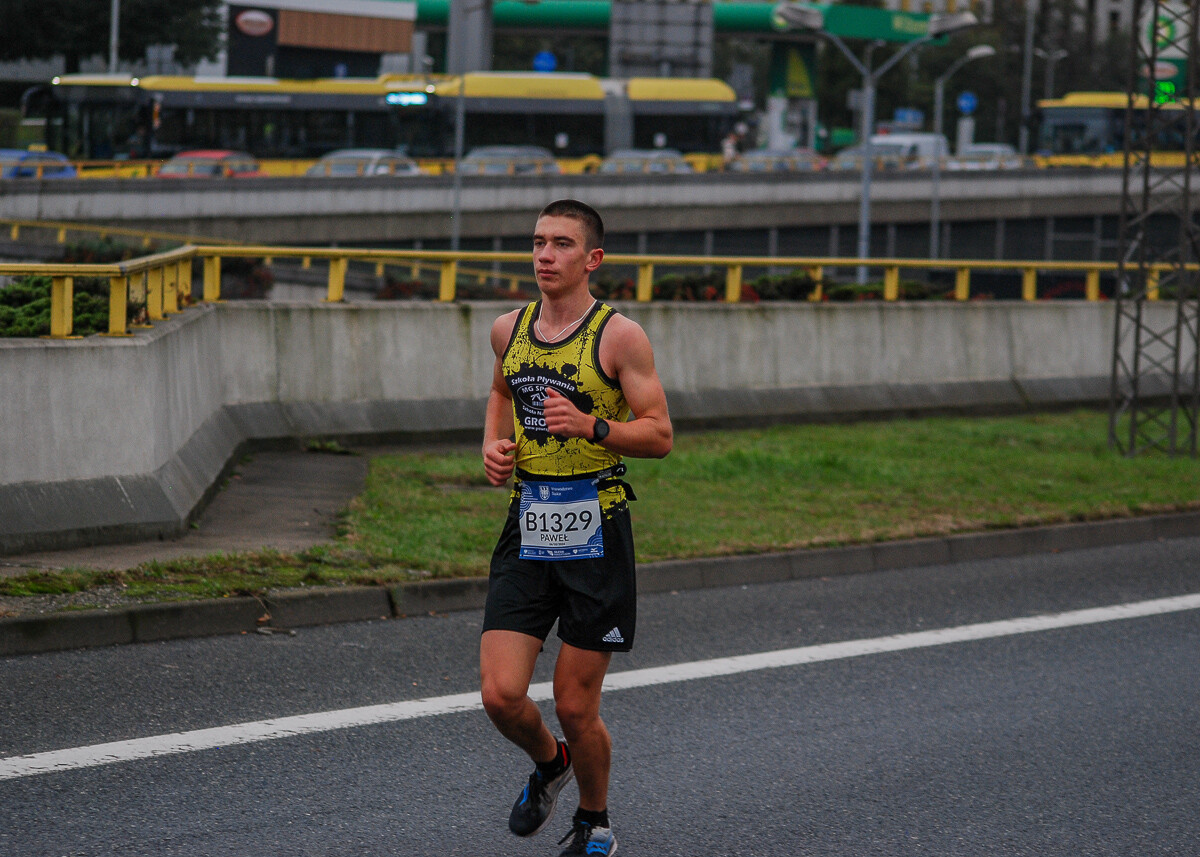 Ogromny tłum na trasie maratonu przemierza właśnie śląskie miasta. Chorzów, Katowice, Mysłowice i Siemianowice Śląskie opanowali tymczasowo biegacze. Mamy ich na zdjęciach!