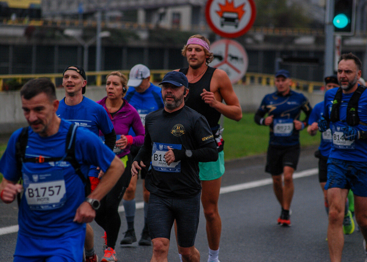 Ogromny tłum na trasie maratonu przemierza właśnie śląskie miasta. Chorzów, Katowice, Mysłowice i Siemianowice Śląskie opanowali tymczasowo biegacze. Mamy ich na zdjęciach!