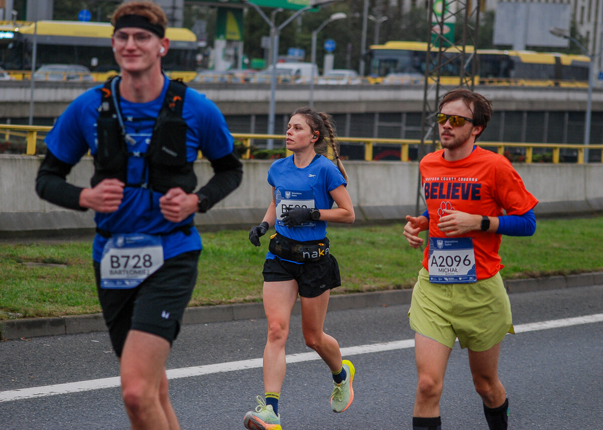 Ogromny tłum na trasie maratonu przemierza właśnie śląskie miasta. Chorzów, Katowice, Mysłowice i Siemianowice Śląskie opanowali tymczasowo biegacze. Mamy ich na zdjęciach!