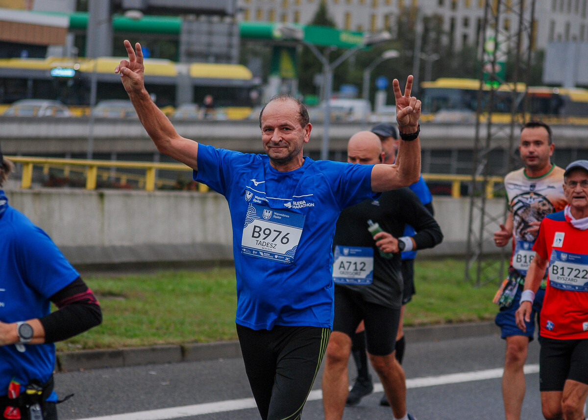Ogromny tłum na trasie maratonu przemierza właśnie śląskie miasta. Chorzów, Katowice, Mysłowice i Siemianowice Śląskie opanowali tymczasowo biegacze. Mamy ich na zdjęciach!