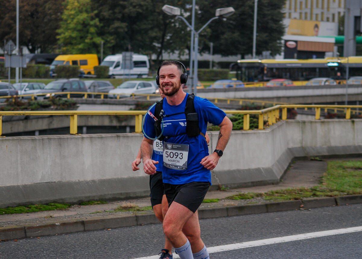 Ogromny tłum na trasie maratonu przemierza właśnie śląskie miasta. Chorzów, Katowice, Mysłowice i Siemianowice Śląskie opanowali tymczasowo biegacze. Mamy ich na zdjęciach!