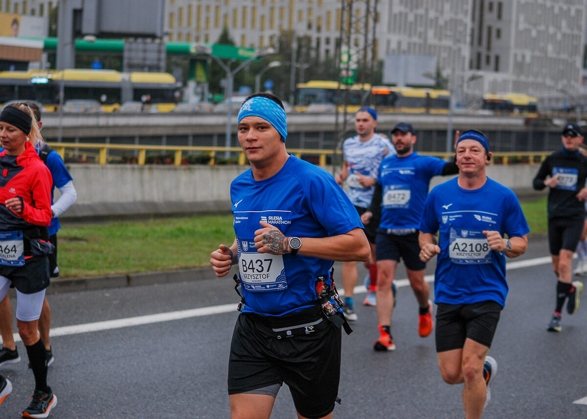 Ogromny tłum na trasie maratonu przemierza właśnie śląskie miasta. Chorzów, Katowice, Mysłowice i Siemianowice Śląskie opanowali tymczasowo biegacze. Mamy ich na zdjęciach!