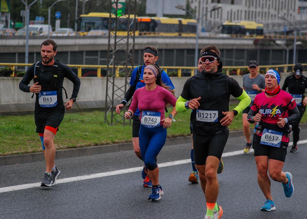 Ogromny tłum na trasie maratonu przemierza właśnie śląskie miasta. Chorzów, Katowice, Mysłowice i Siemianowice Śląskie opanowali tymczasowo biegacze. Mamy ich na zdjęciach!
