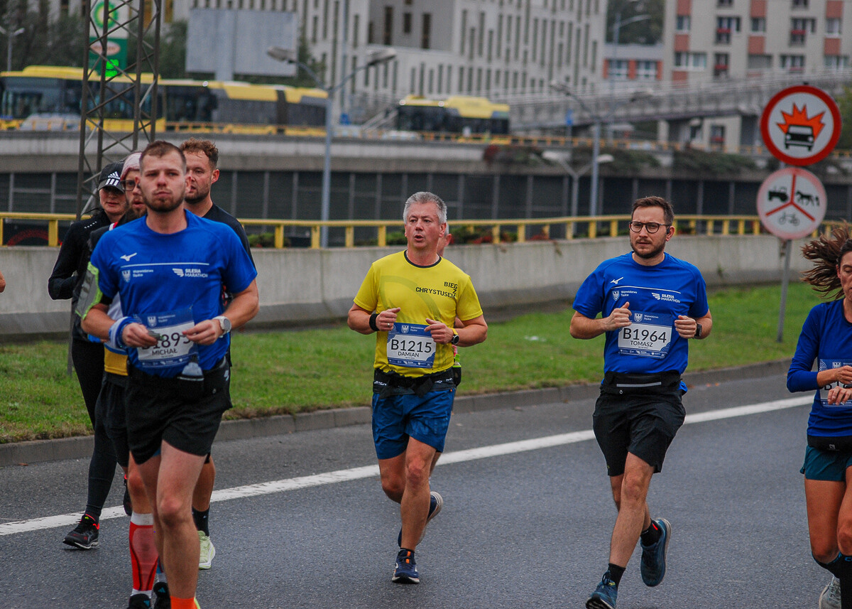 Ogromny tłum na trasie maratonu przemierza właśnie śląskie miasta. Chorzów, Katowice, Mysłowice i Siemianowice Śląskie opanowali tymczasowo biegacze. Mamy ich na zdjęciach!